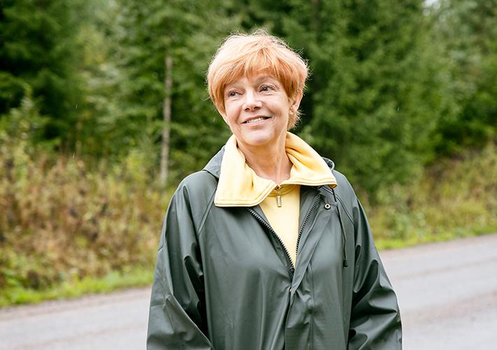 Raija saapastelee farmille hymyssä suin.