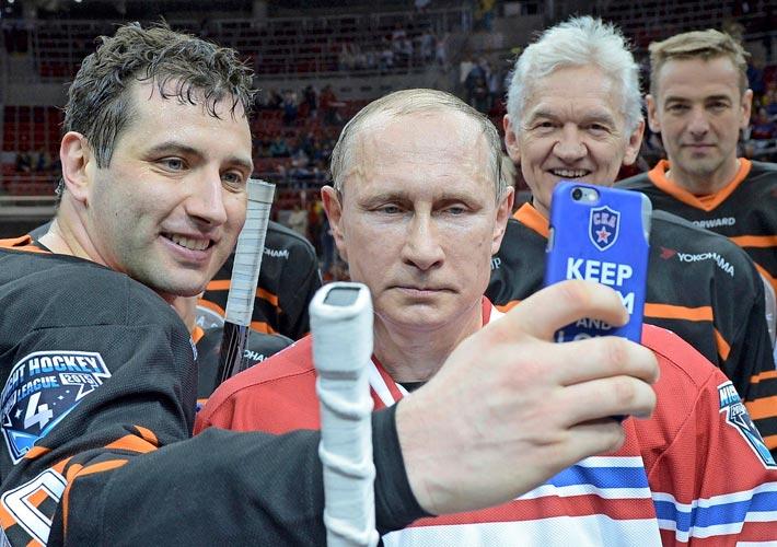Putin on lahjoittanut Romanille kunniamerkin. Lisäksi Roman taannoin onnitteli Putinia syntymäpäivän johdosta Instagram-tilillään.