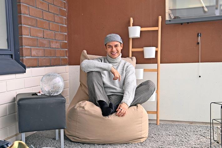 Niko odottaa jo, että pääsee laittamaan terassinsa kesäkuntoon. – Tämä tuoli on ostettu huutokaupan kautta BB-talosta, tähti paljastaa.