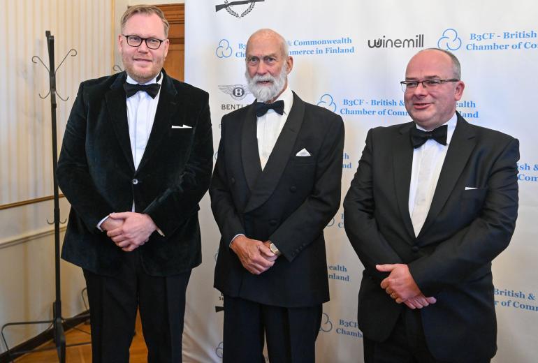 Kentin prinssi Michael (kesk.) suuntasi lähes välittömästi Svenska Klubbenille saavuttuaan suomalaisen julkkisparin juttusille.