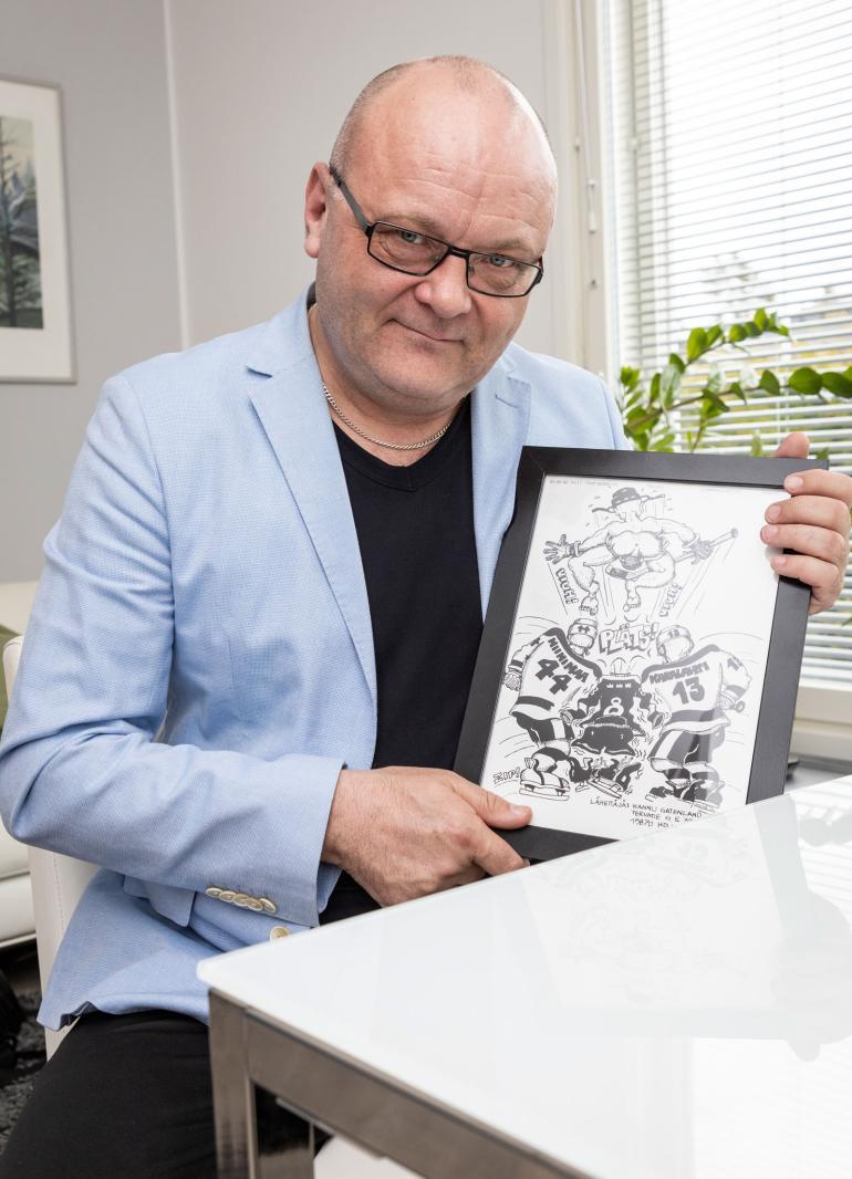 Tapio Suominen isännöi Ylellä monet jääkiekon MM-kisat. Kisastudioon tuli toisinaan myös fanipostia.