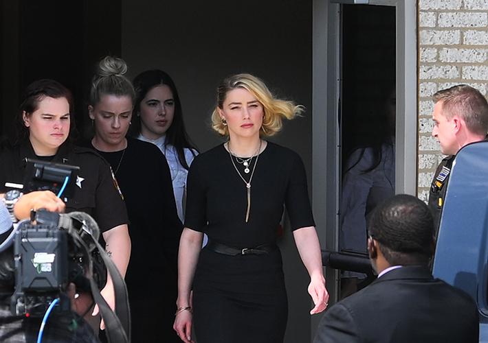 Amber Heard poistui oikeustalolta vakailmeisenä.