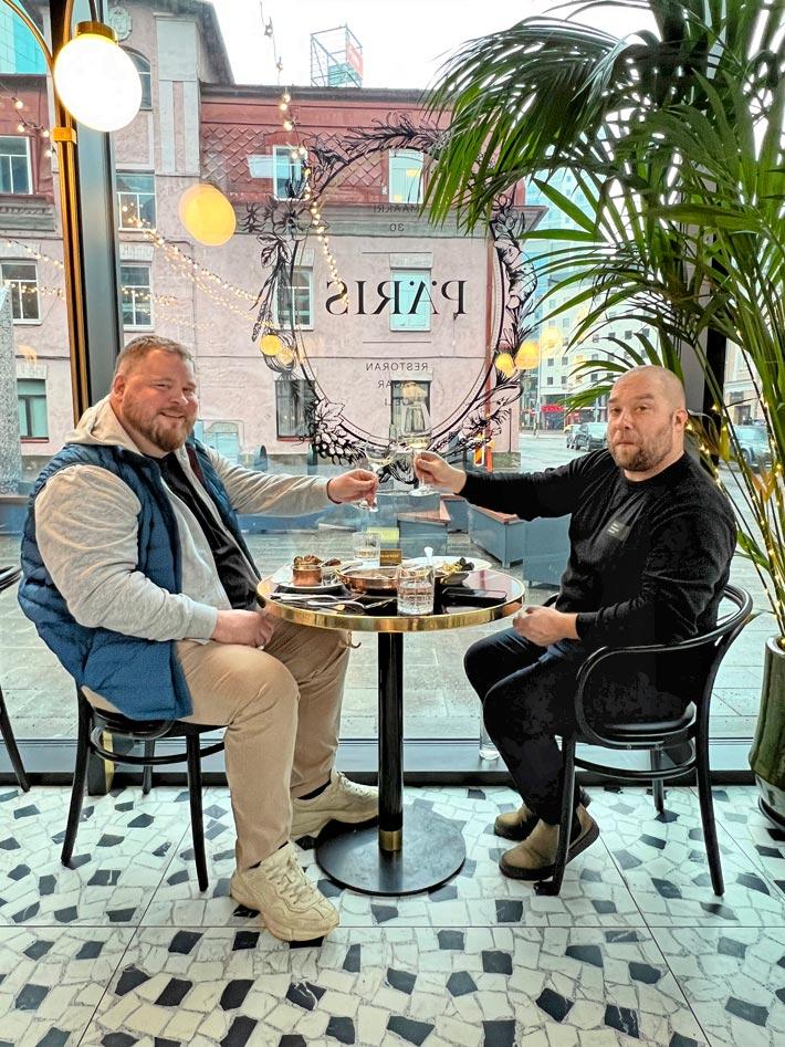 Pilvenpiirtäjän juurella sijaitseva Päris on kuin pieni pala Pariisia keskellä Tallinnaa. Eroa on vain laaturavintoloiden hinnoissa, jotka Virossa ovat edelleen noin kolmanneksen Suomeakin edullisemmat.