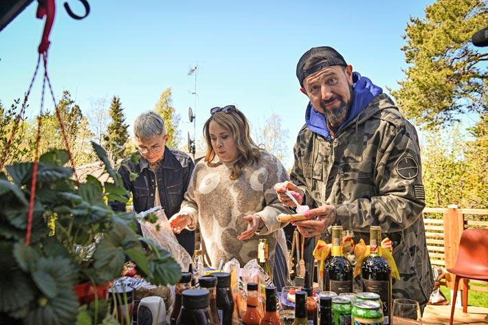 Nata loihtii keittiön tervehdykseksi Atrian Wilhelm kypsät kolanmakuiset BBQ-ribsit, joiden lisukkeena tarjoaa kaalia, parsaa sekä Poppamiehen Smoky Aiolia.