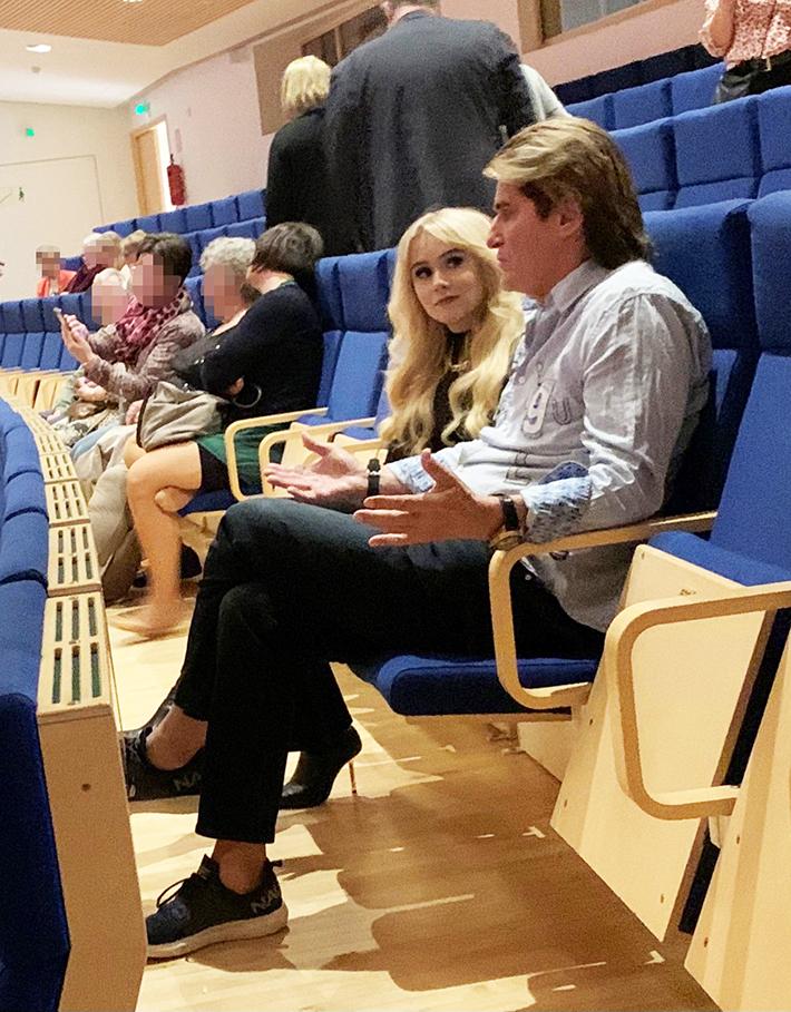 Helmi Loukasmäki, 22, ja Frederik, 77, viihtyivät toistensa seurassa Espoon Tapiolasalissa.