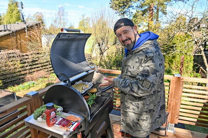 Myös Eskolla on tällainen grilli kotonaan, joten nyt hän joutuu näytön paikkaan.