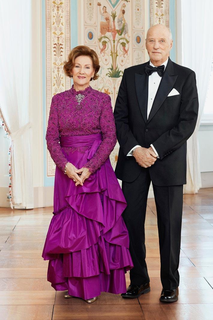 Kuningaspari Harald ja Sonja ovat antaneet siunauksensa tyttärensä ja šamaanin liitolle.