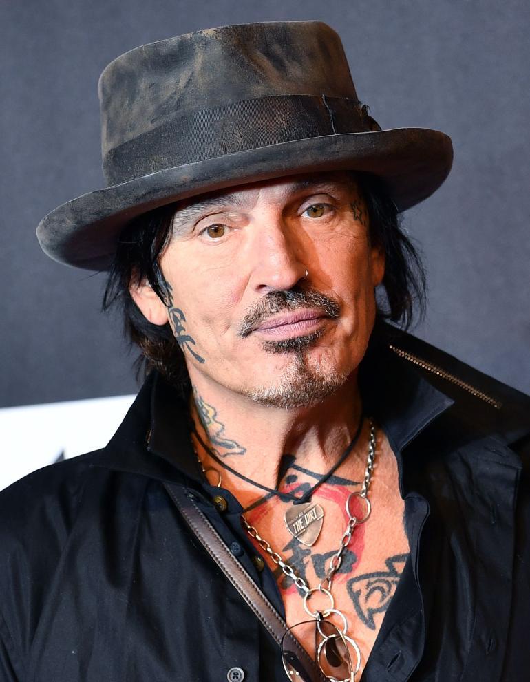 59-vuotias Tommy Lee voisi ikänsä puolesta olla 28-vuotiaan Erika Helinin isä.