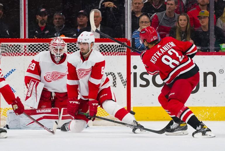 Jesperi on pelannut kelpo kiekkoa Pohjois-Carolinassa. Hurricanesin "suomalalaismafiaan" lukeutuvat myös Sebastian Aho, Teuvo Teräväinen ja Antti Raanta.