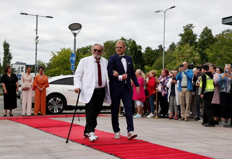 Esko Salminen saapui Red Carpet -elokuvafestivaalipomo Antti Luusuaniemen kanssa Hyvinkään Tähtiraitille.