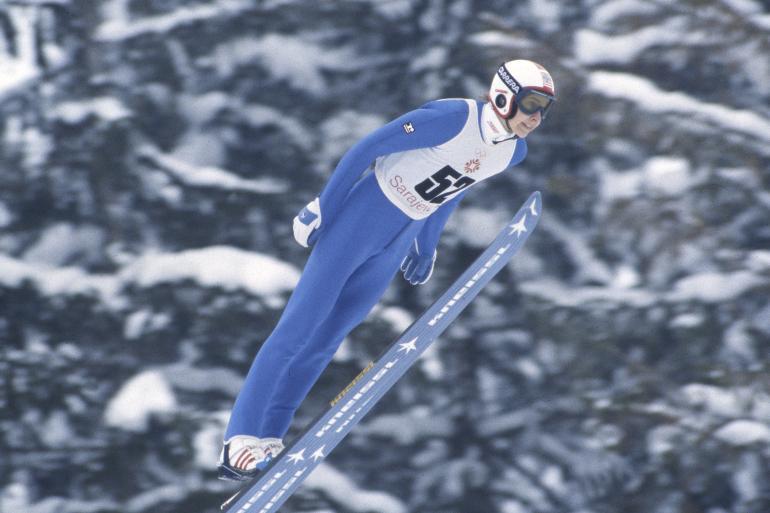 Matti Nykänen liitelemässä Sarajevossa suurmäen olympiakultaan 1984.