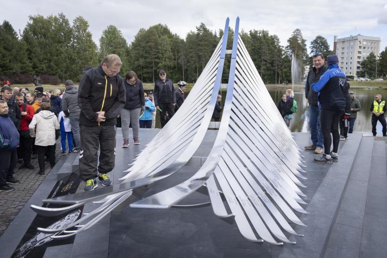 Matti Nykäsen Höyhen-muistomerkki keräsi keskiviikkona kiitosta Jyväskylässä.