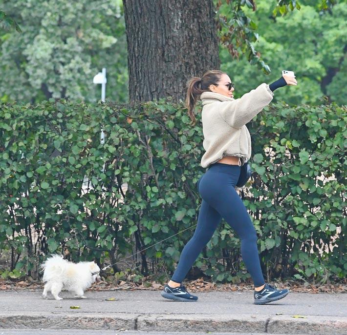 Sofia nähtiin viikonloppuna Stefun sairaalan lähellä. Kaunotarta kiinnosti enemmän somettaminen kuin ex-rakkaan tapaaminen.