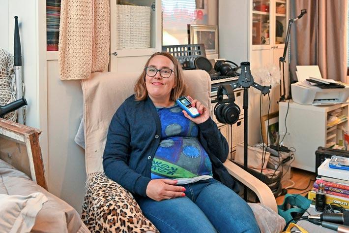 Elinalle on ehdotettu muuttamista palvelutaloon. Lastensa vuoksi hän ei kuitenkaan suostu lähtemään. – Niin kauan kun voin, asun heidän lähellään.Elinan kädessä oleva stimulaattori lieventää taudin oireita.