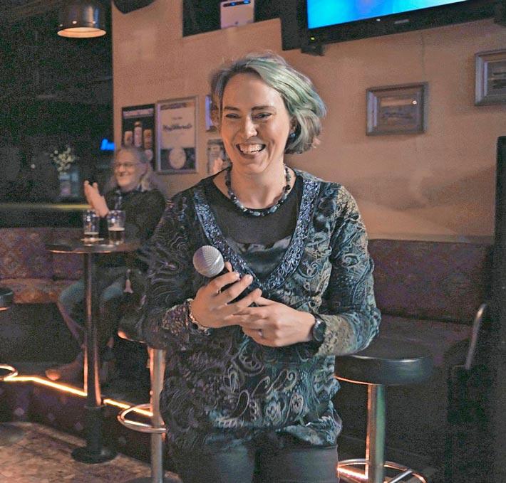Elina on yksi uuden dokumenttielokuvan Karaokeparatiisin tähdistä.