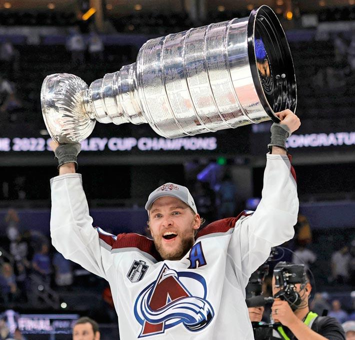 Mikko pääsi viime kaudella juhlimaan NHL:n Stanley Cupin voittoa Colorado Avalanchen riveissä.