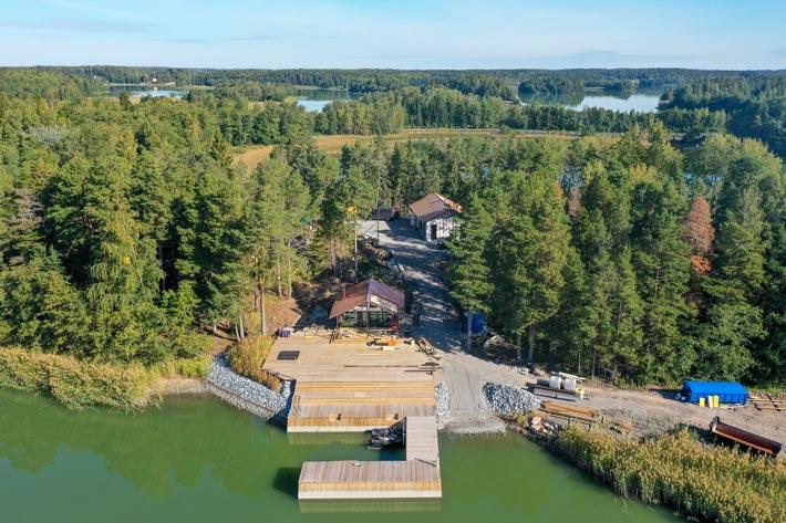 Rantasaunan edessä on upea terassi, joka jatkuu suoraan massiiviselle laiturille. Terassilta löytyy varaus poreammeelle ja kesäkeittiökin on tulossa, laiturilla puolestaan kelluu kaksi vesijettiä.