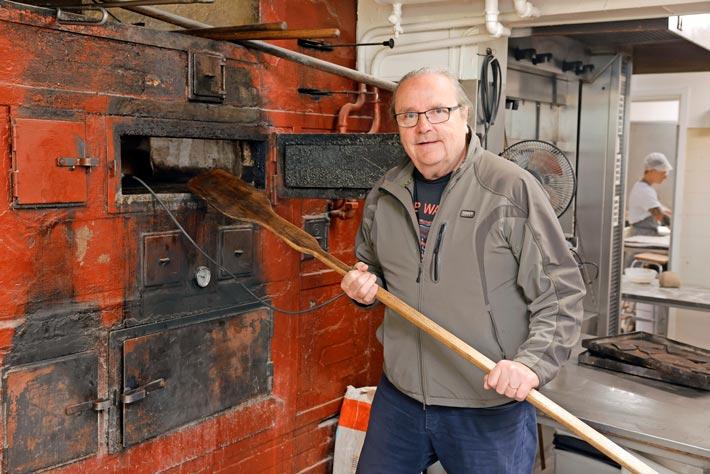 Kaikkien kalakukkojen äidiksi kuvaillun Hanna Partasen (1891–1969) leipomo sijaitsee yhä Kuopion sydämessä. – Tämä on kaupungin pyhin paikka, Sakari Kuosmanen, 66, sanoo Seiskalle.