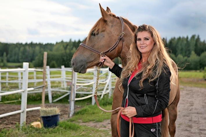 Riitta Väisänen joutui myymään rakkaan hevostallinsa. Nyt hän taistelee pankkia vastaan Päijät-Hämeen käräjäoikeudessa.