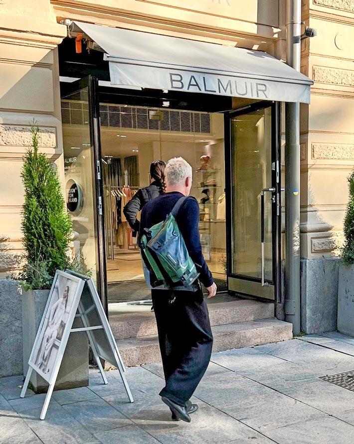 Tähti köpötteli Balmuirin ovesta sisään.