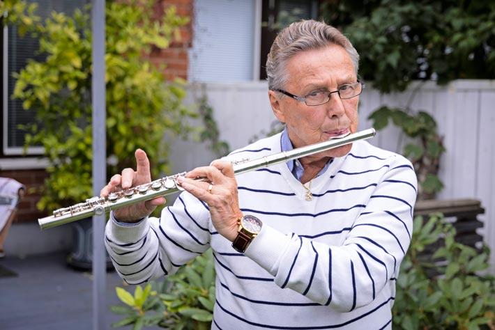 Keijo Minerva on multi-instrumentalisti. Hän soittaa huilua, kitaraa, rumpuja ja bassoa sekä tietysti laulaa. – Olen esiintynyt yli 50 vuotta, hän laskee kotipihallaan Oulussa.