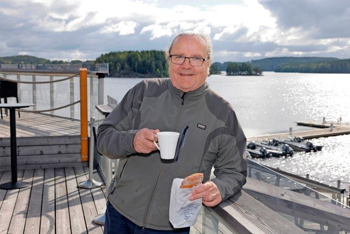 Kippis Kuopiolle! Sakari piipahtaa toisinaan saunakompleksi Saanan maittavissa Löylyissä. – Täällä ilmeisesti tarjoilukin pelaa, hän murjaisee.