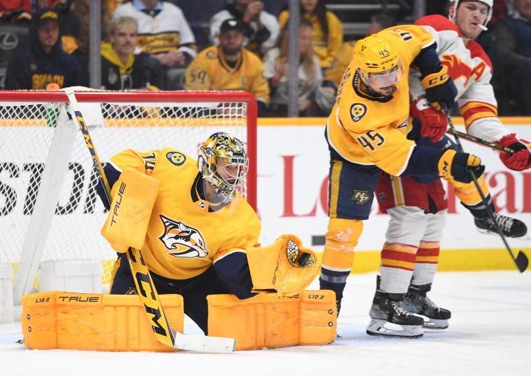 Nashville Predatorsin kumiukko Juuse Saros ottaa kiekkoja kiinni 5 miljoonan taalan kausikorvauksella.