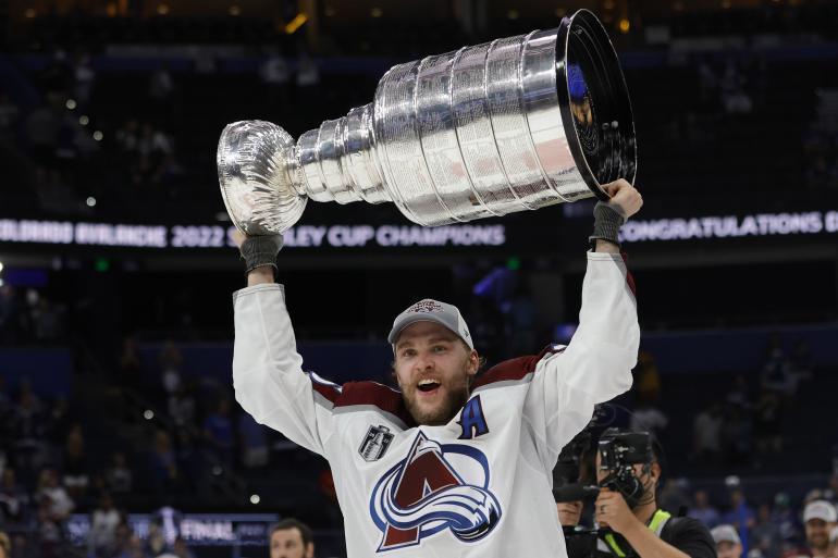 Mikko Rantanen tienaa vähemmän kuin ennen, mutta Stanley Cup -voittajan on helppo hymyillä.