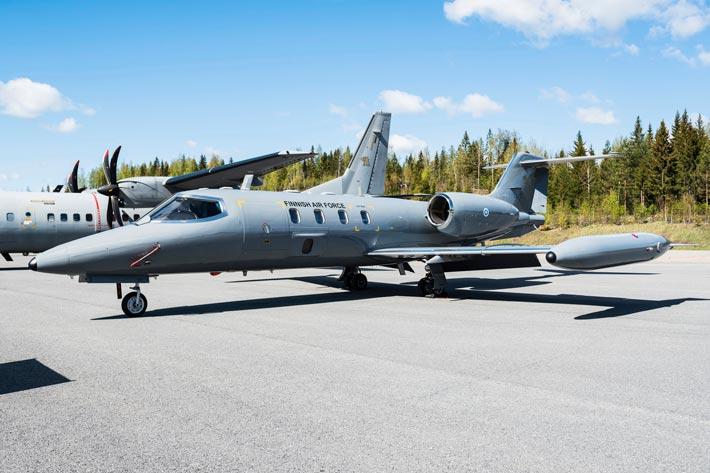 LearJet 35A/S -mallinen kone on Finnairin normaalia reittilentoa nopeampi. Armeijan kone suoriutui Tampere-Helsinki-Oslo-Tampere -reitiltä kahdessa ja puolessa tunnissa.