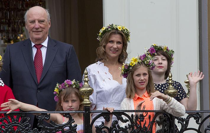 Kuningas Harald, prinsesa Märtha Louise sekä Maud, Leah ja Emma Behn