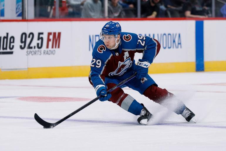 Polkukone nimeltä Nathan MacKinnon on parhaillaan Suomessa.