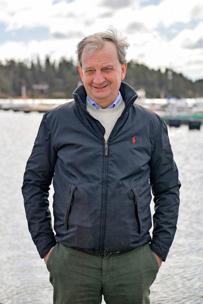 Hjalliksella on myös peiliin katsomisen paikka, kun luotti Jethroon sokeasti.