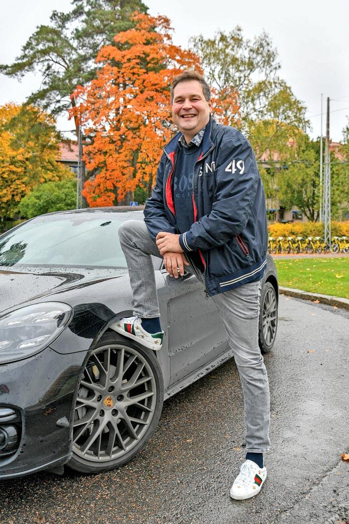 Jethro on tykännyt poseerata hienojen autojen kanssa julkisuudessa, mutta kaikki paljastui lopulta silmänlumeeksi.