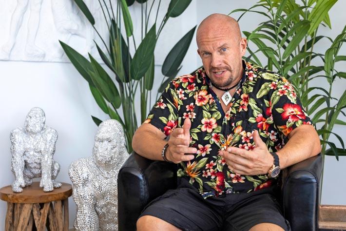 Koskaan aiemmin Henry ei ole paljastanut salattua taustaansa. Hän avautuu elämästään uudessa Seiska.fi:n alkuperäissarjassa Miljonääri-Henkka, josta nähdään uusi jakso aina keskiviikkoisin ja lauantaisin.