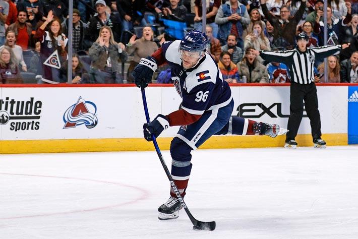 Mikko sai marraskuun alussa yleisön huutamaan nimeään iskettyään Tampereen NHL-avausottelussa hattutempun Patrik Laineen Columbus Blue Jacketsin verkkoon.