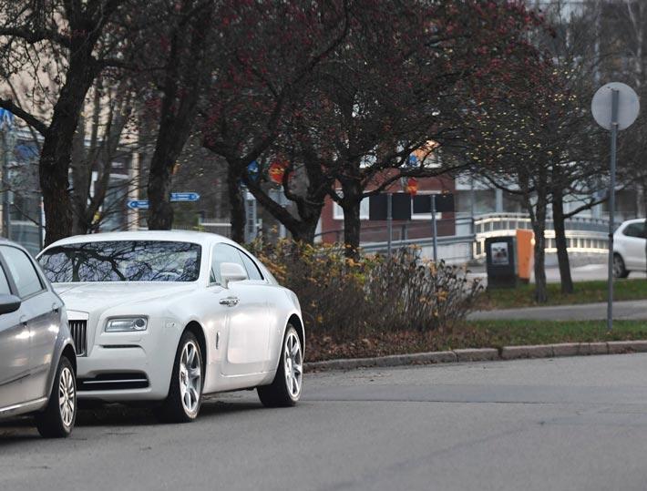 Räppäri pysäköi Rolls-Roycensa huolimattomasti Lauttasaaressa.