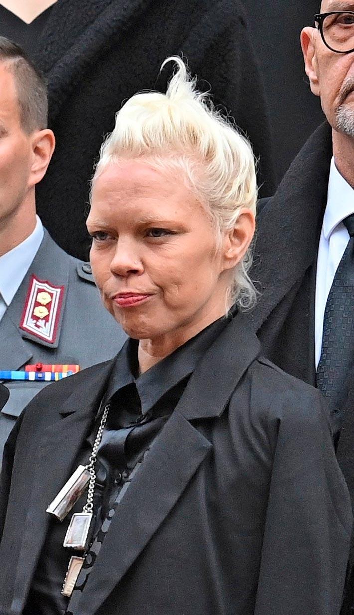 Jenni Loiri haluaa selvittää managerin toimet liittyen isänsä Ramppivalot-yrityksen rahaliikenteeseen.