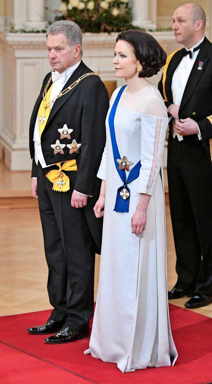 Sauli Niinistö ja Jenni Haukio aikovat perinteiseen tapaan kätellä kaikki vieraansa. – Jos joku vieraista haluaa korvata kättelyn nyökkäämällä, niin se on aivan yhtä kohteliasta.