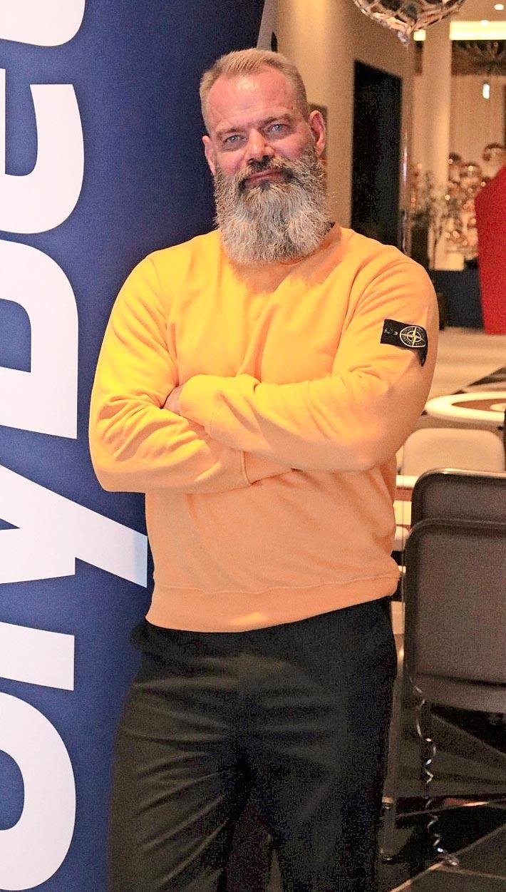 Teemu Potapoffin lempinimi Pastori kertoo siitä, että hän on opiskellut teologian maisteri.