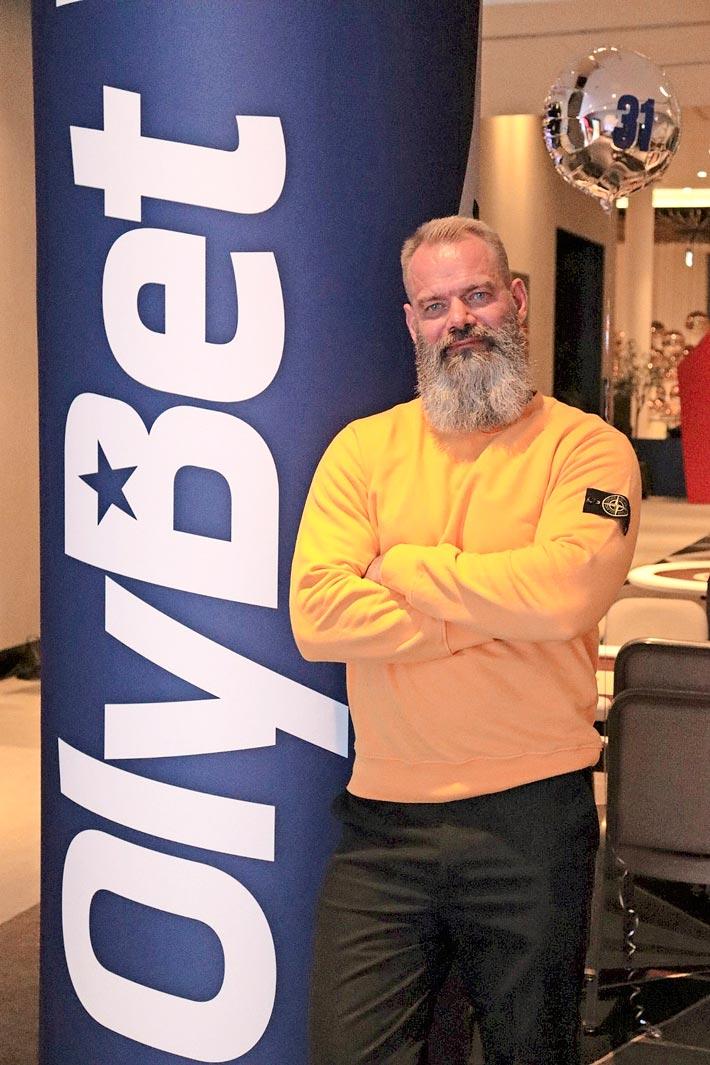 Teemu Potapoffin lempinimi Pastori kertoo siitä, että hän on opiskellut teologian maisteri.