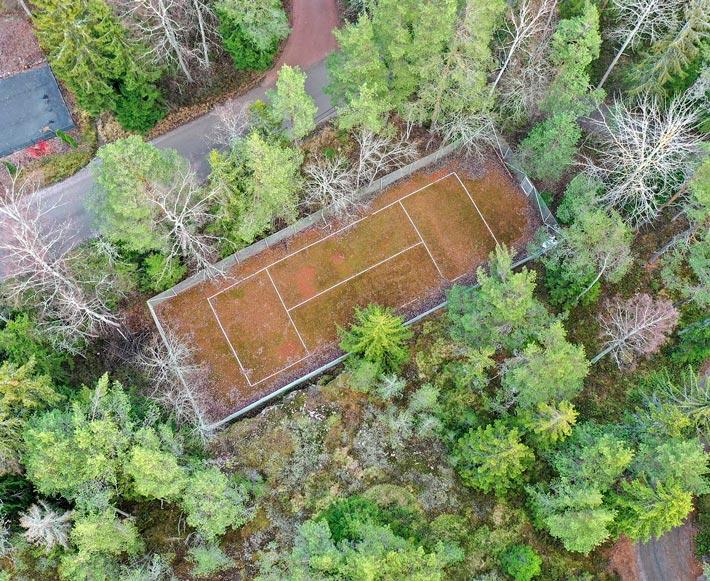 Tenniskenttä näyttää siltä, että se tarvitsisi pientä pintaremonttia.