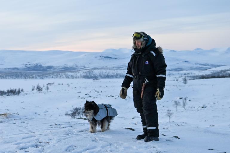 Äijä-koira ja Aki Huhtanen ovatr tottuneita tunturikävijöitä. Luonnossa liikutaan kelillä kuin kelillä.