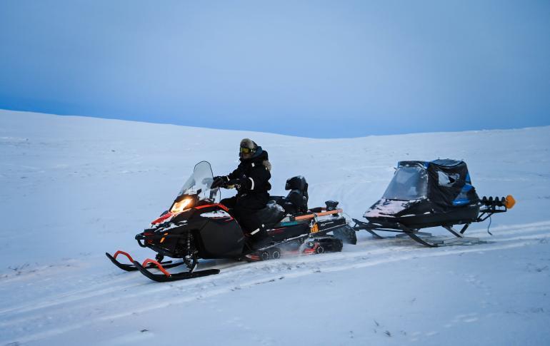 Kilpisjärven jylhissä tunturimaisemissa liikuttiin tällaisella kokoonpanolla.