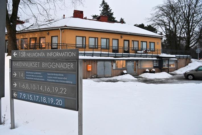 Psykiatrin vangitsemisoikeudenkäynti pidettiin Auroran sairaalassa. Järjestely oli täysin poikkeuksellinen, sillä myös käräjätuomari oli mukana sairaalassa.