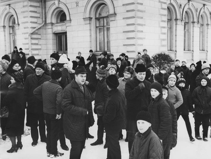 Tämä kuva on kotimaista rikoshistoriaa. Kuopion nailonsukkamurhaajaksi paljastunutta parturiharjoittelijaa Ilkka Kiviojaa, 17, kiikutetaan raastuvanoikeuteen.