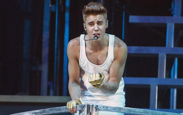 Justin Bieber osaa muuten tanssia - yläkroppa paljaana videolla, katso!