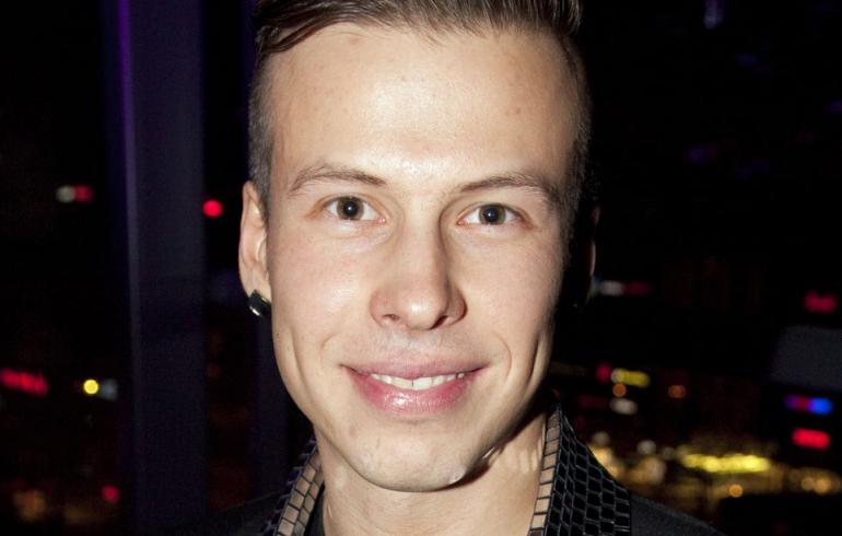 Antti Kurhinen kellisti juhannusnaisen jalkasienellä – kuva!