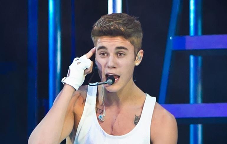 Naapurit riemuissaan - Justin Bieber muuttaa!