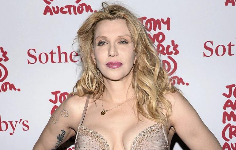 Malesialaiskoneen "löytänyt" Courtney Love ei pysähdy - nyt löytyi penis, liukuvoide ja miestissit!