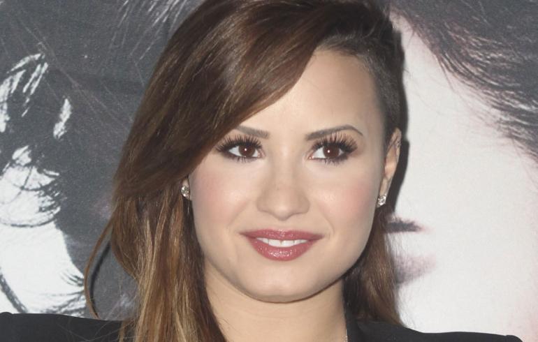 Demi Lovato ei rintsikoita kaipaa - huh, mikä look!